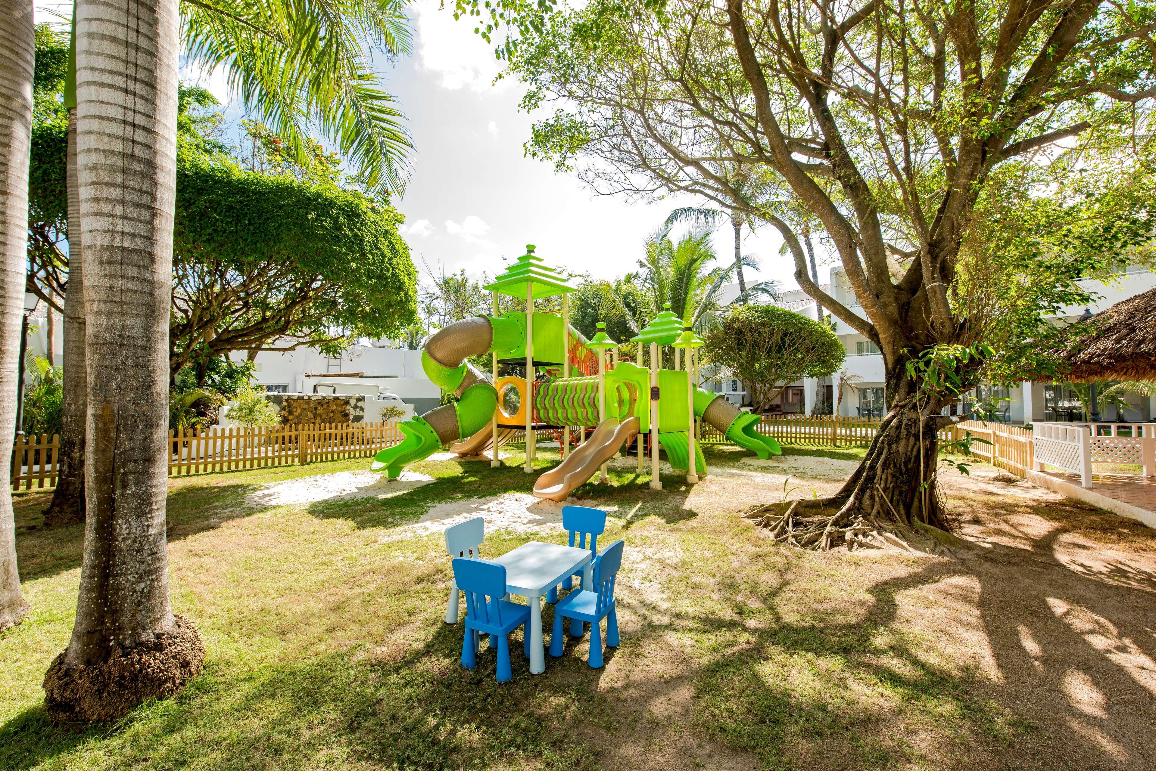 Occidental Punta Cana - All Inclusive Resort - Barcelo Hotel Group Newly Renovated Esterno foto Playground at the school