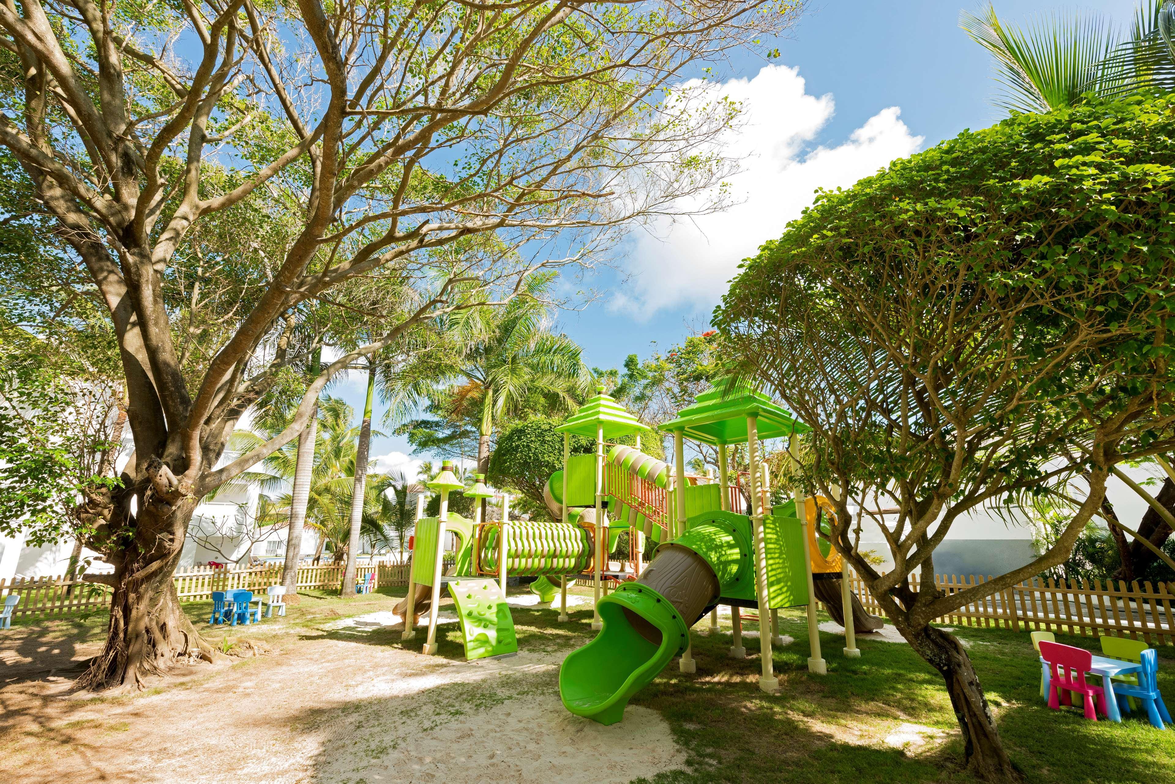 Occidental Punta Cana - All Inclusive Resort - Barcelo Hotel Group Newly Renovated Esterno foto Playground at the park