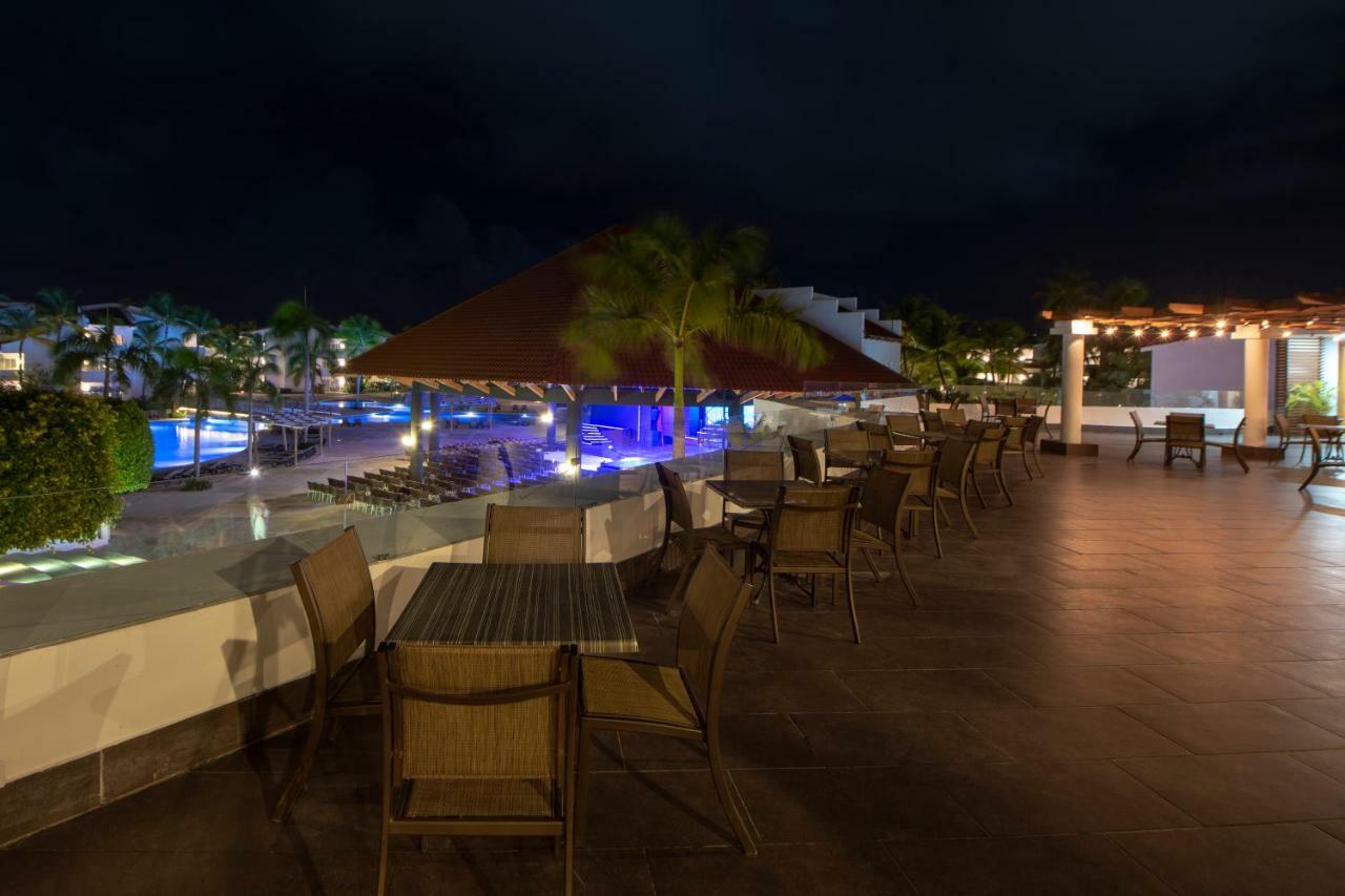 Occidental Punta Cana - All Inclusive Resort - Barcelo Hotel Group Newly Renovated Esterno foto The resort at night
